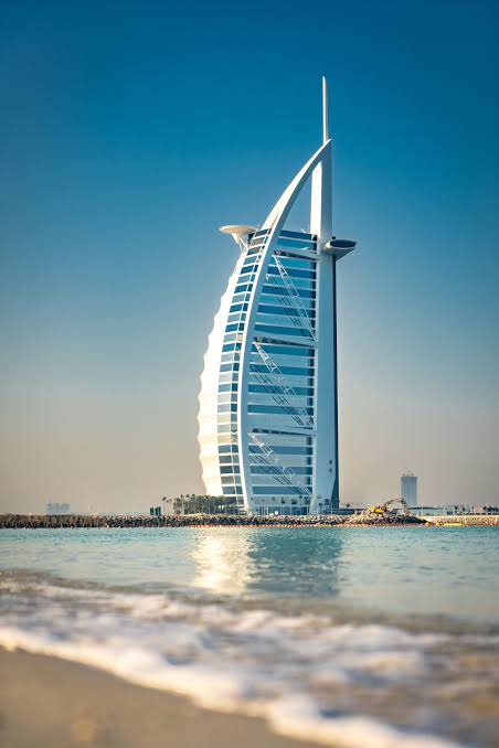 Burj Al Arab i Dubai sett fra stranden