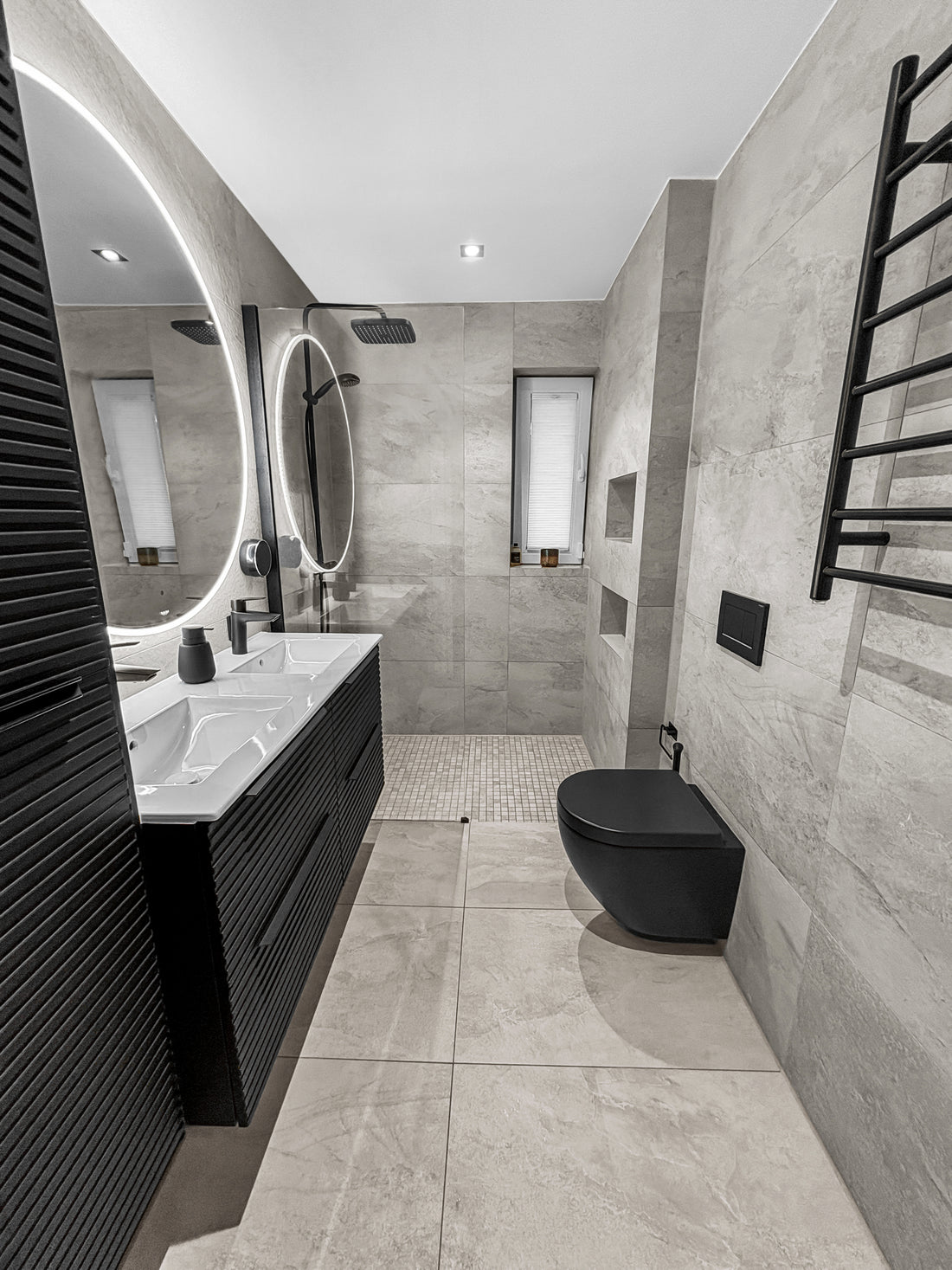 Modern and Sleek Bathroom Design i Akershus